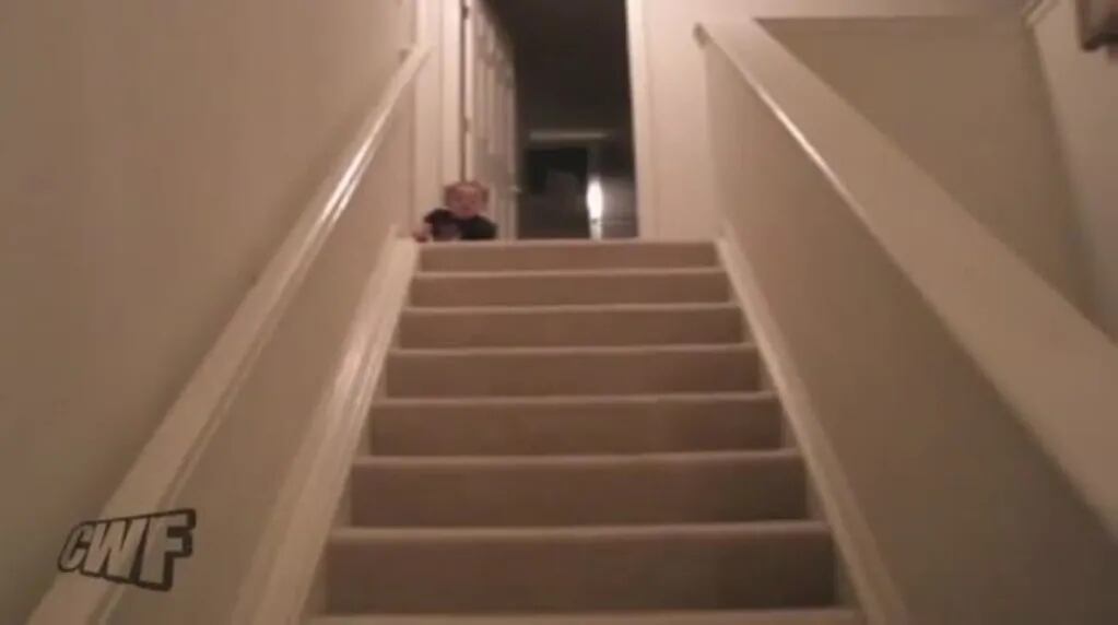 ¡Pequeño ninja! La técnica maestra de un bebé para bajar las escaleras