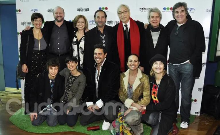 El elenco a pleno en la presentación de la nueva ficción de Telefe (Foto: Jennifer Rubio)