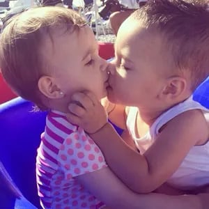  El primer beso de Lupe, la hija de Chechu Bonelli y Darío Cvitanich (Foto: Instagram)