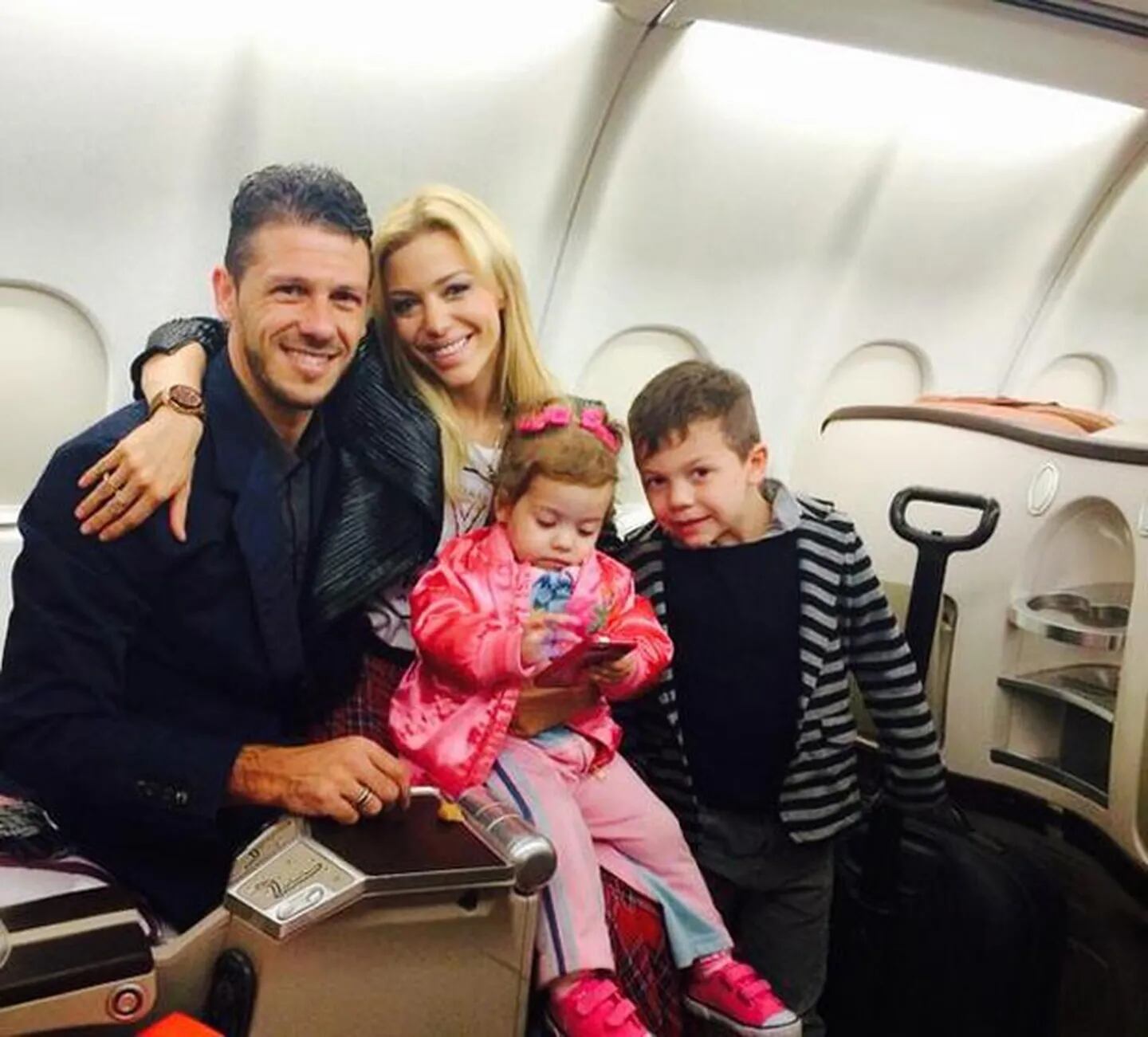 Evangelina Anderson y Martín Demichelis, junto a sus hijos en el avión, rumbo a Inglaterra. (Foto: Twitter)