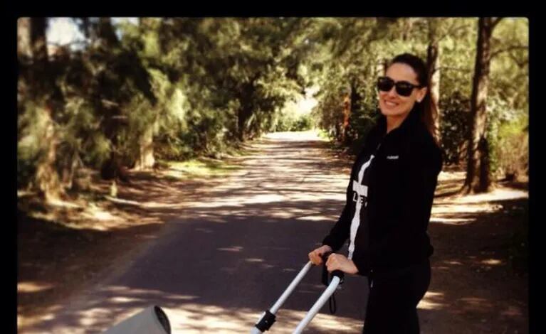 Débora Bello y su método "todoterreno" para pasear a Nina (Foto: Twitter).