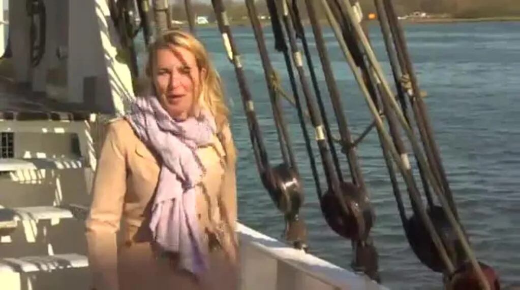 Una periodista alemana estaba haciendo una entrevista en un barco y se cayó