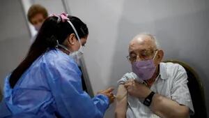 Quirós pidió disculpas por la desorganización y demoras para vacunar a mayores de 80 años