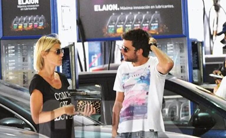 Eugenia Tobal y el productor Gonzalo Costas, en una estación de servicio. (Foto: revista Caras). 