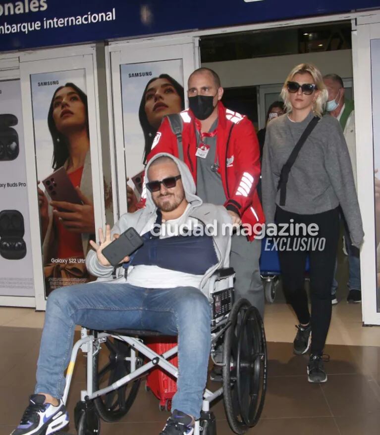 Las fotos de la llegada de Fede Bal al país tras su accidente: el apoyo incondicional de Sofía Aldrey y Carmen Barbieri