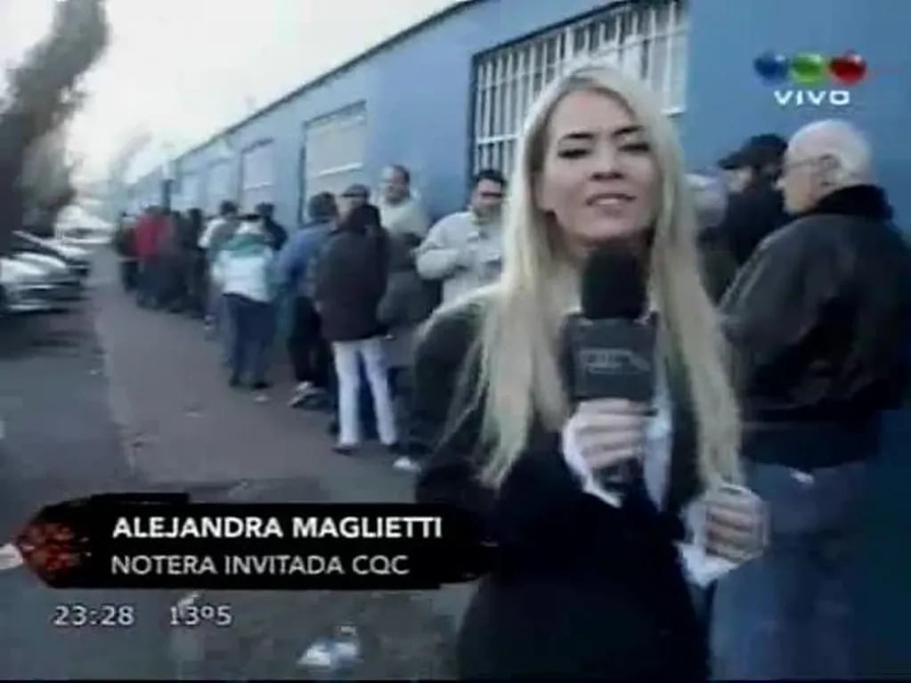 Alejandra Maglietti se probó como notera de CQC: picante broma a Aldo Rico
