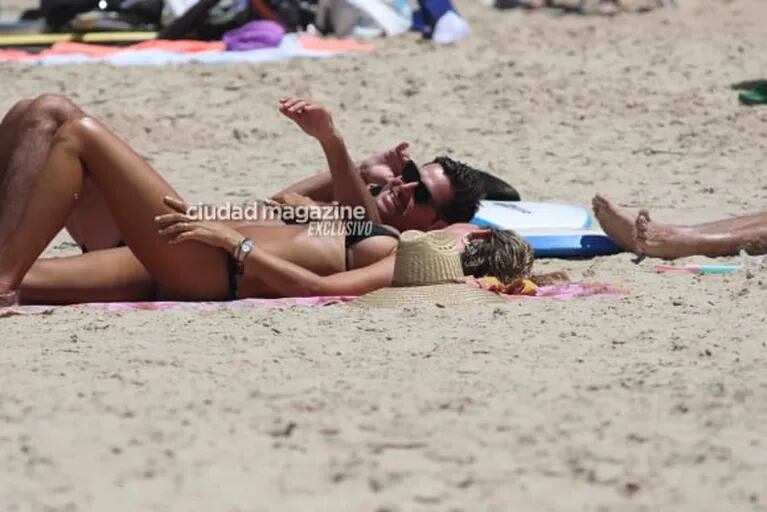 Dolores Barreiro, a los besos y abrazos con su novio en la playa