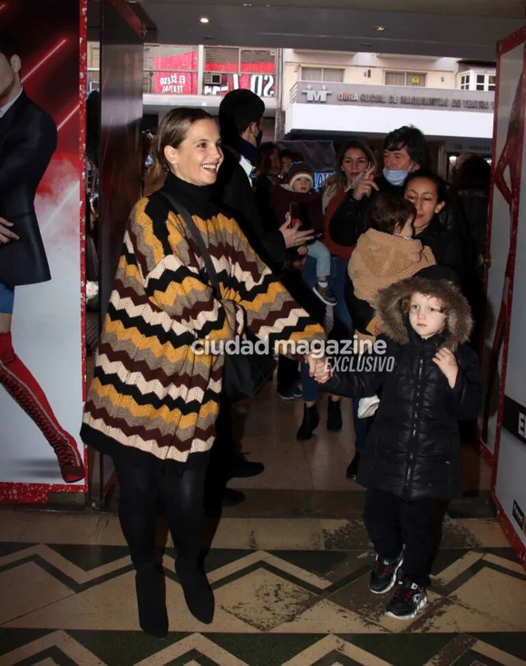 Las fotos de Camila Homs en el teatro: la ex de Rodrigo de Paul llevó a sus hijos a ver un show infantil