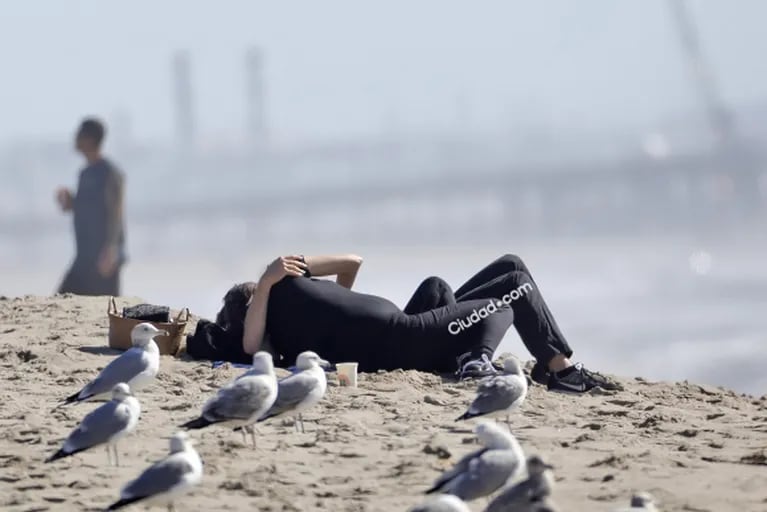 Irina Shayk y Bradley Cooper, enamorados y embarazados en Los Ángeles: mimos y almuerzo frente al mar