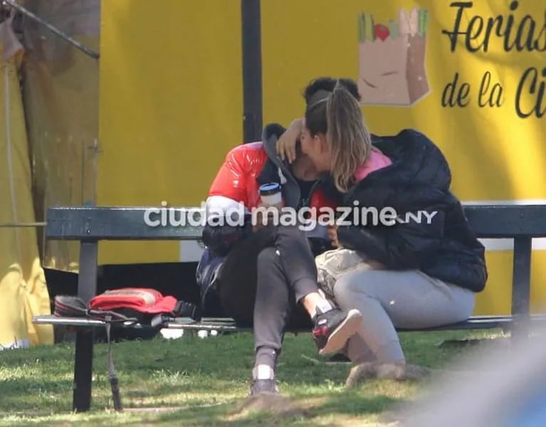 Las fotos de Jimena Barón y Tucu López apasionados: su paseo a los besos y mimos que confirma el romance