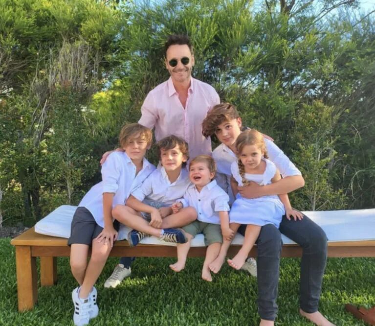 Benjamín Vicuña publicó una foto con sus cinco hijos y Pampita reaccionó con ternura: le puso muchos corazones