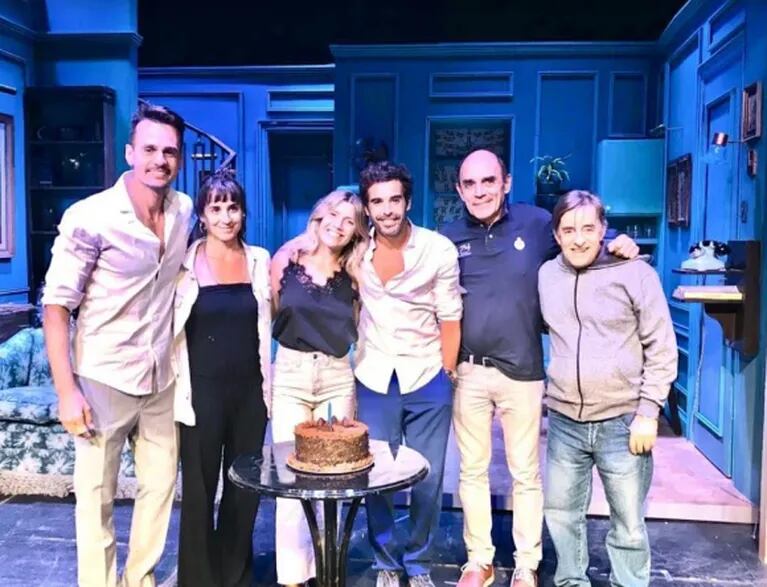 Laurita Fernández festejó su cumple con Nicolás Cabré y el elenco de Departamento de Soltero en Mar del Plata