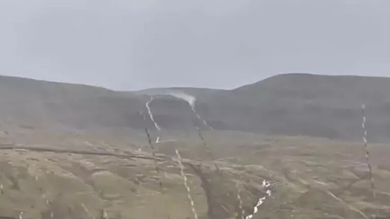 El fuerte viento hizo que el agua de esta cascada fuera a la inversa creando un extraño fenómeno