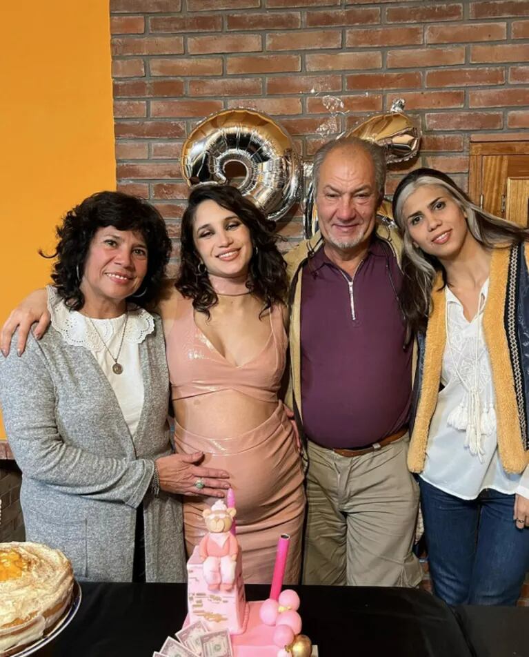 A punto de ser mamá, Melody Luz celebró su cumpleaños con Alex y Charlotte Caniggia: todas las fotos
