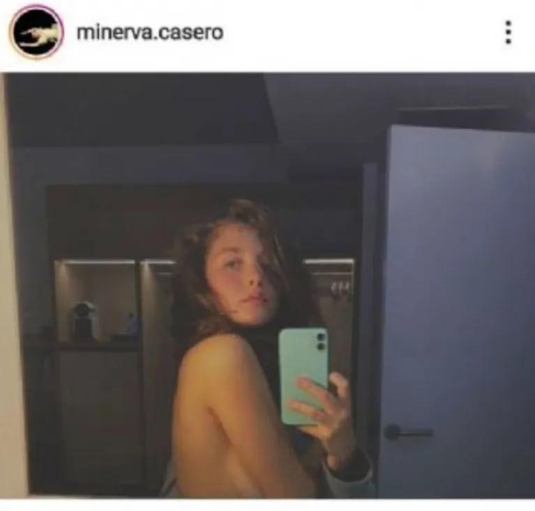 Las disculpas de Minerva Casero por publicar una foto en topless: "Perdón por bebotear en este momento" 