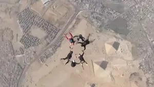 Las increíbles vistas de las pirámides grabadas por este español en paracaídas