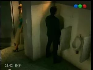 ¡Ah, bueno! La muy comentada escena de Pablo Echarri y Esther Goris en un baño de hombres: ¡mirá el video!