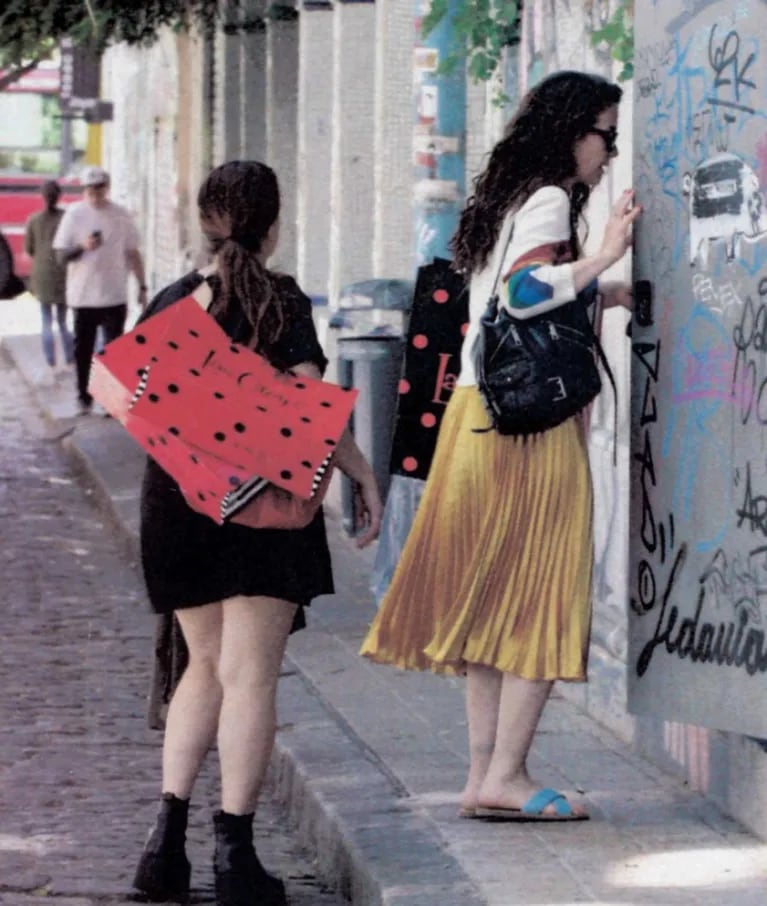 El look descontracturado de Natalia Oreiro, a puro "arcoíris"… ¡y pollera amarilla!