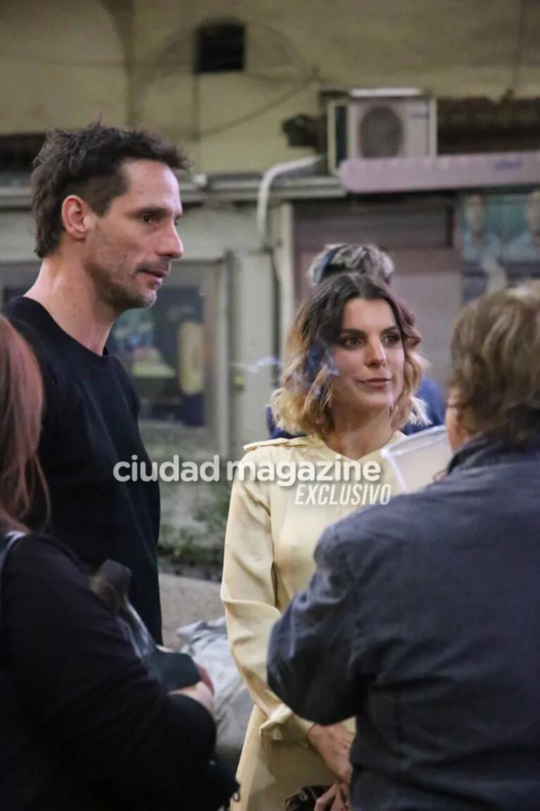 Las fotos de Gonzalo Valenzuela, a los mimos con su novia en el estreno de su obra y complicidad con Benjamín Vicuña