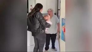 Esta joven escocesa regresó a casa de su familia tras dos años sin verles y les presentó a su primera hija