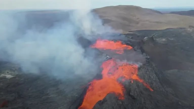 Un fotógrafo captó el increíble vídeo del flujo de lava saliendo disparada desde un volcán en erupción en Islandia