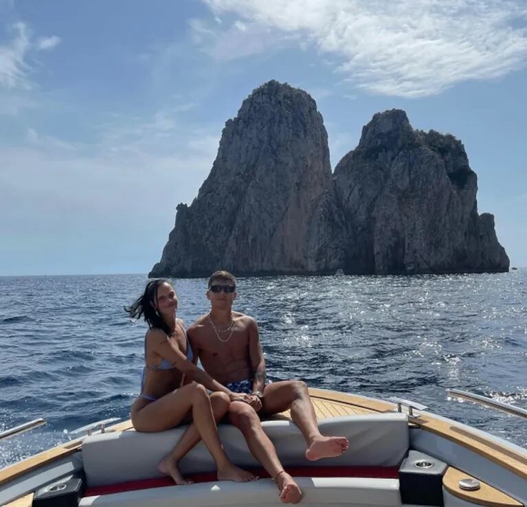 Oriana Sabatini y Paulo Dybala disfrutaron de Capri junto a Bizarrap