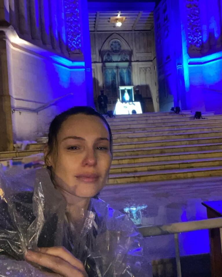 Las lágrimas de Pampita al llegar a la Basílica de Luján y encontrarse con la Virgen: "Lloramos bajo la lluvia con el corazón en la mano"