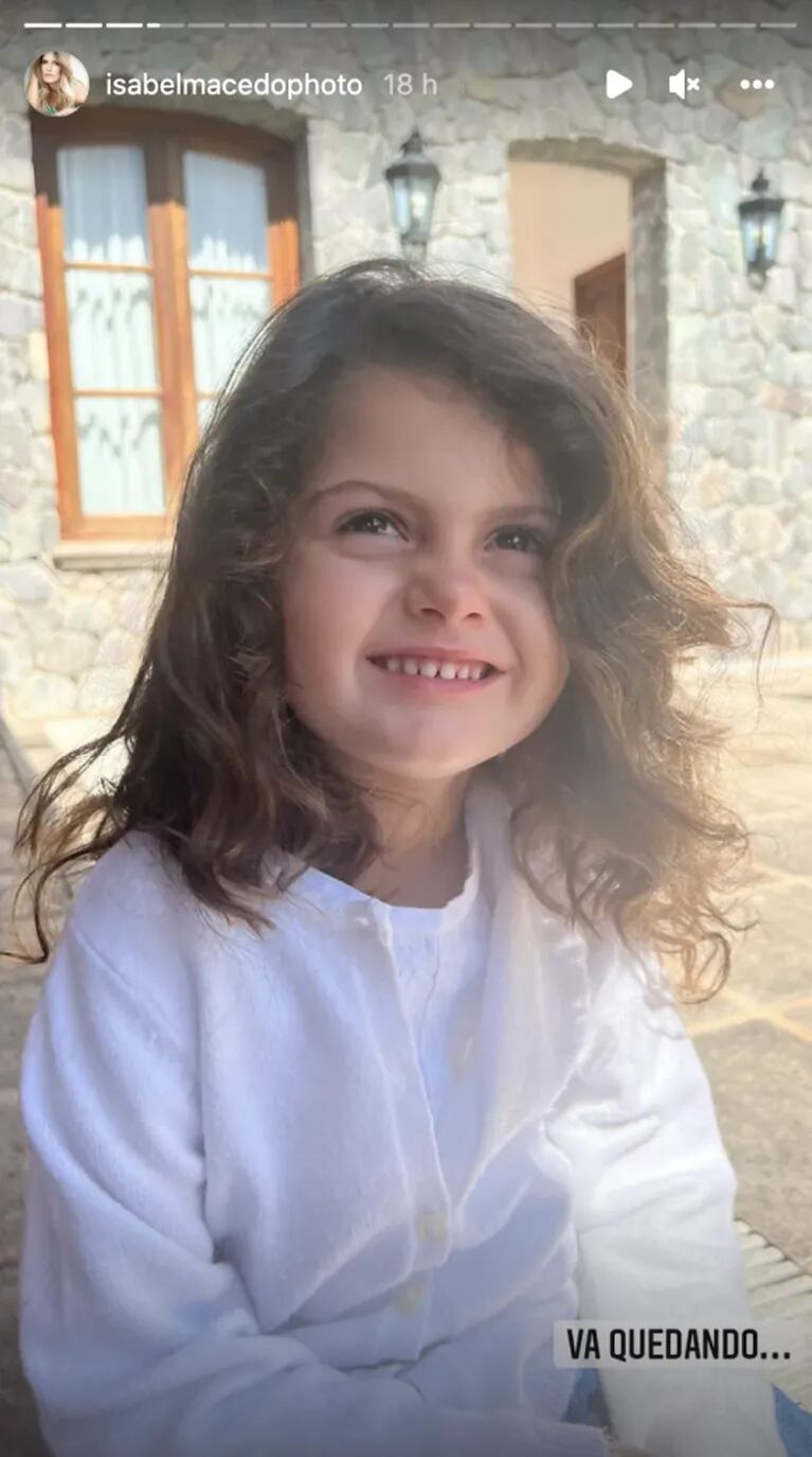 Isabel Macedo le cortó el pelo a su hija por primera vez en su vida: "Va quedando"