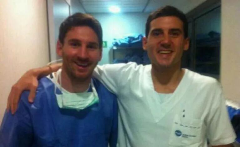 Lionel Messi, en el USP Dexeus de Barcelona, junto al doctor Emiliano Cavalieri. (Foto: Facebook)