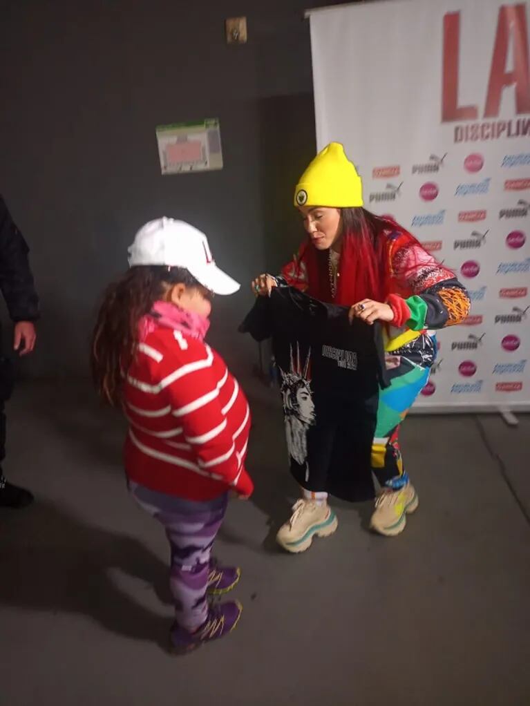 Lali Espósito le cumplió la promesa a una nena que sufría bullying y la invitó a su show: "Acá está mi amiga"