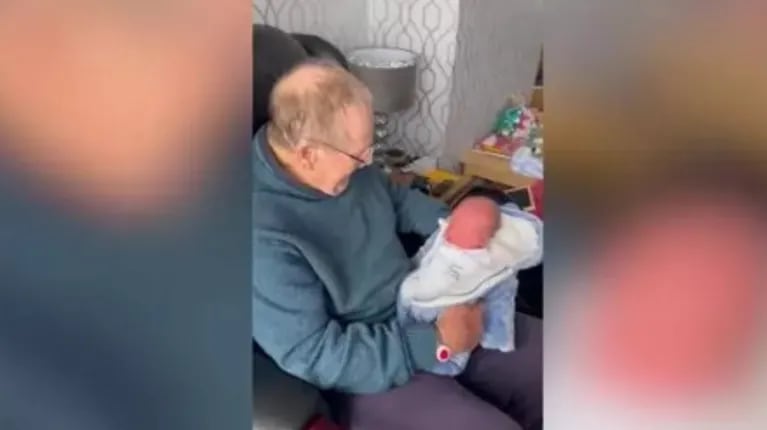 Este abuelo rompe a llorar cuando lo sorprenden con su nieto recién nacido