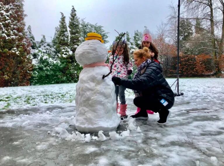 Divertidas fotos de Eliana Guercio y Chiquito Romero armando un muñeco de nieve con sus hijas en Inglaterra