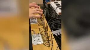 Un músico crea este instrumento a base de tornillos