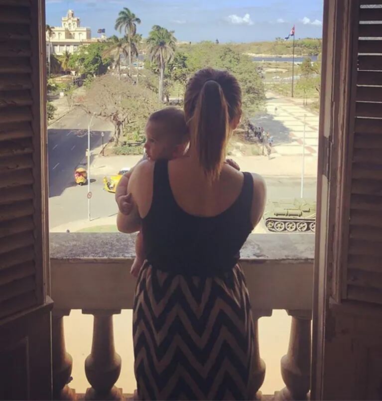 El álbum íntimo de las vacaciones de Agustina Kämpfer y su bebé en Cuba: "Comandante de mi vida"