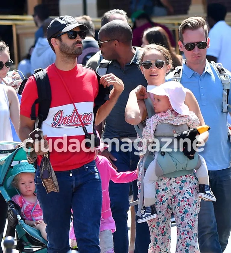 La salida familiar de Natalie Portman con su marido y sus hijos en Disneyland