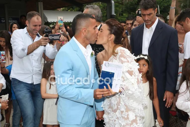Las fotos del casamiento de Carlos Tevez con Vanesa Mansilla, tras 19 años de amor
