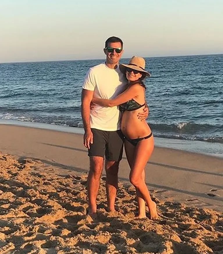 El tierno abrazo playero de Isabel Macedo, embarazada de 5 meses, con Juan Manuel Urtubey