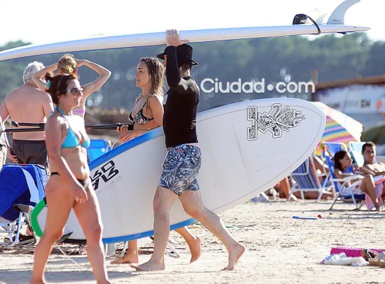 Benjamín Amadeo, de vacaciones con su bella novia en Punta del Este: looks playeros y mucho surf 