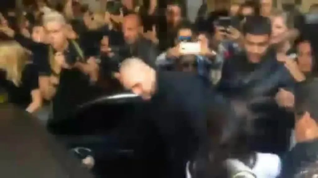 Kim Kardashian fue atacada por un periodista: intentó "tacklearla" antes de un desfile