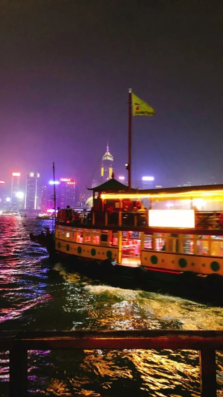 El romántico paseo en barco de Lali Espósito y Santiago Mocorrea por Hong Kong 