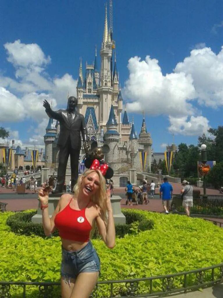 Vicky Xipolitakis, muy sexy en sus vacaciones en Disney (Fotos: Twitter). 