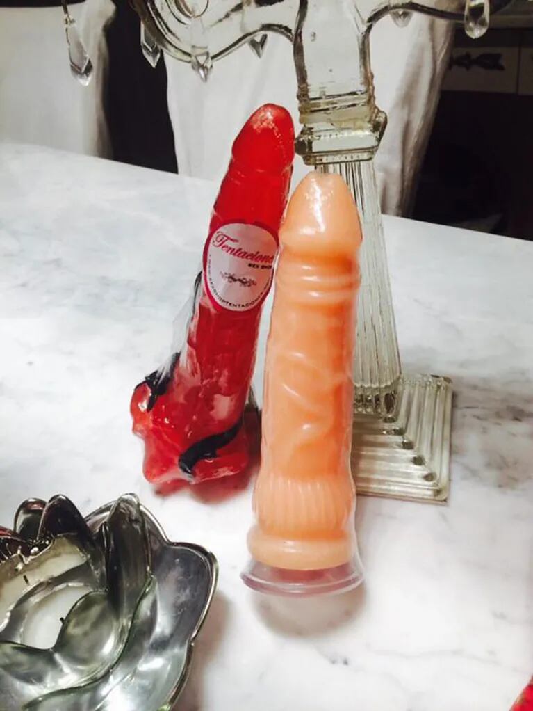 Eugenia Ritó eligió varios juguetes sexuales y disfraces para obsequiar en Navidad (Fotos: Twitter). 