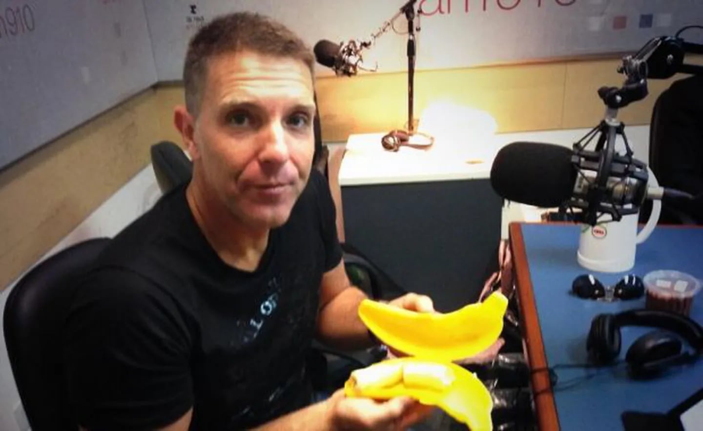 Alejandro Fantino, con el porta bananas en la radio. (Foto: @aguvila)