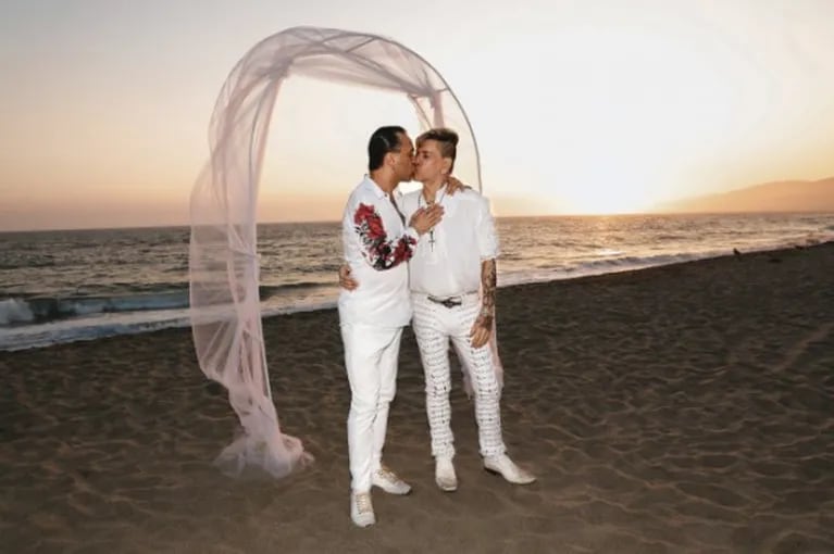 La romántica renovación de votos matrimoniales de Roberto Piazza y Walter Vázquez en la costa de Malibú