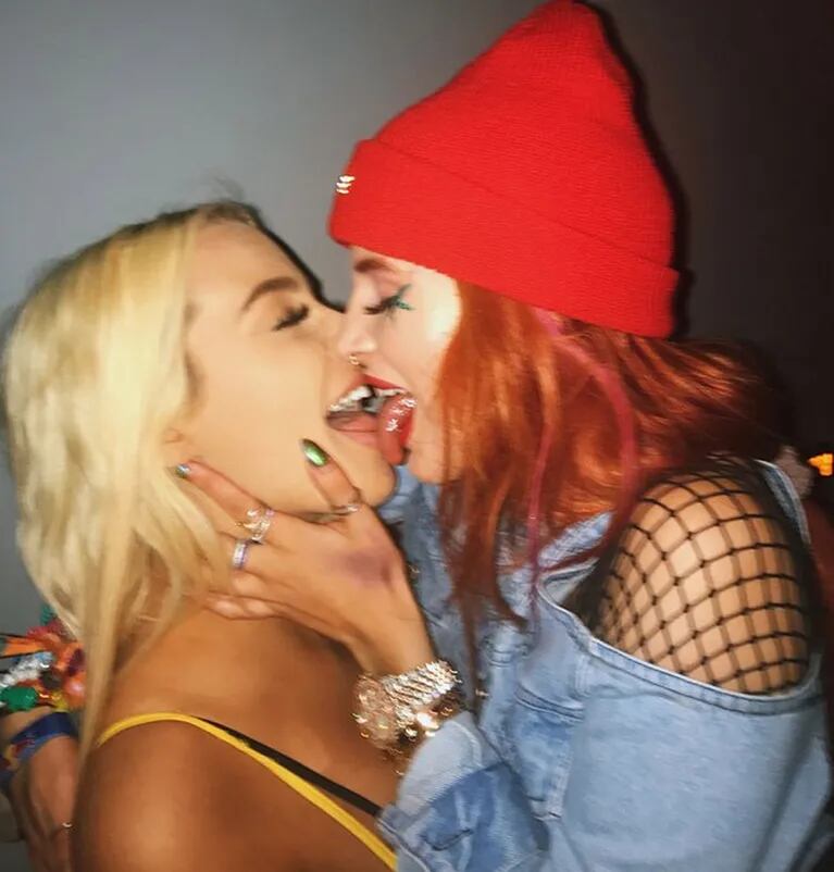 Tana Mongeau y  Bella Thorne a los besos tras su primera cita. Foto: Instagram.