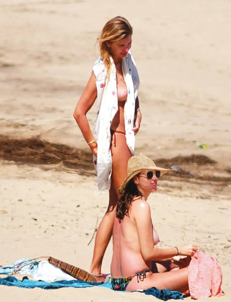 El relajado topless esteño de Dolores Barreiro con su hermana, Bernadita, en las playas de José Ignacio 