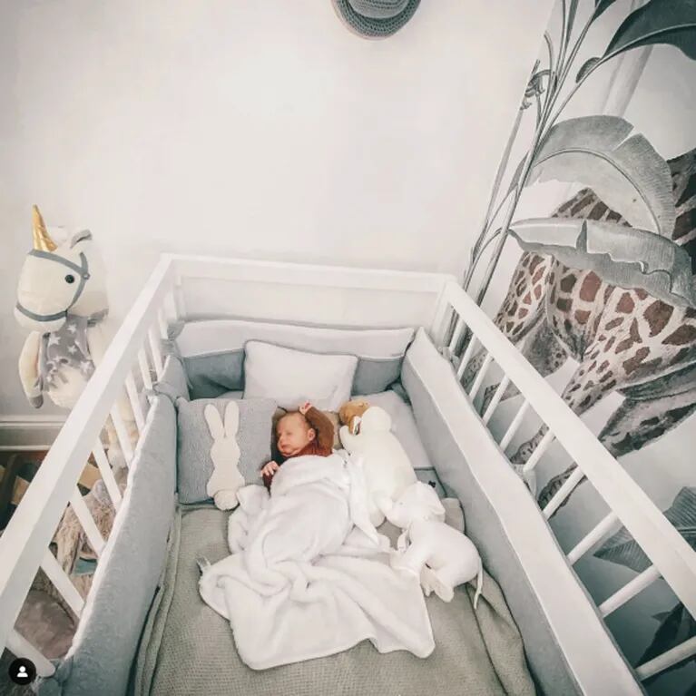 El bebé de Julieta Nair Calvo tiene un mes y ya duerme solo en su cuna: "Soy un nene grande"