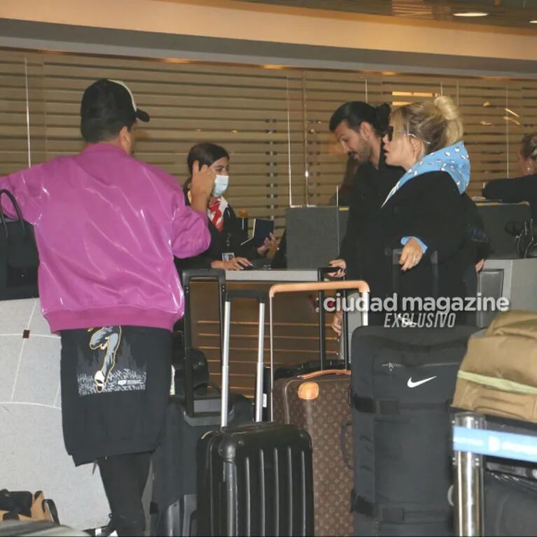 Las fotos de Wanda Nara en el aeropuerto para viajar a Turquía y reencontrarse con su familia tras las polémicas