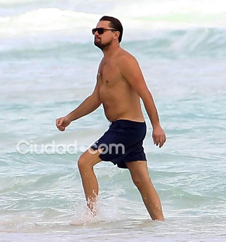 Leonardo DiCaprio y sus minivacaciones en Cancún: pancita sexy junto a una misteriosa morocha