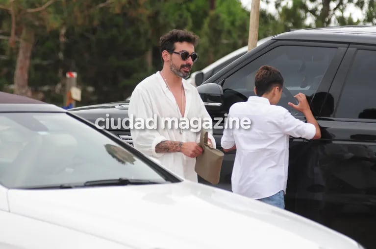 El Pocho Lavezzi, camisa oversize y mucha onda junto a su hijo. Foto: GM Press